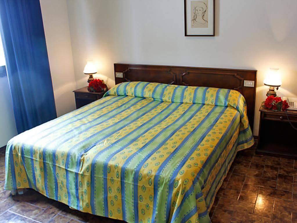 Giulivo Hotel&Village Baia Domizia Esterno foto